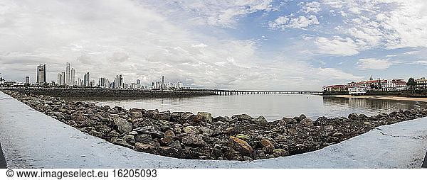 Entfernter Panoramablick auf die Skyline von Panama-Stadt vom Wasser aus  Panama