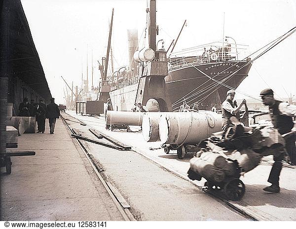 Entladen von Papierrollen aus einem Schiff  London  um 1905. Künstler: Unbekannt