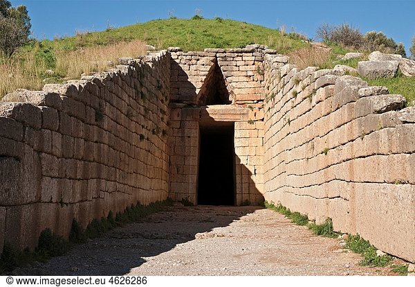Entrance to the Treasury of Atreus also known as the tomb of Agamemnon  a mycenean tholos  beehive tomb  at Mycenae  Argolid  Peloponnese  Greece