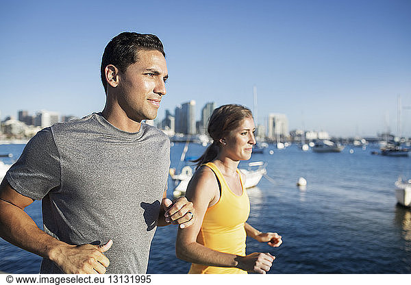 Entschlossene Läufer joggen am Hafen