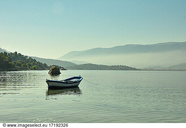 Entspannend  ruhiger Blick auf den See  ruhiger See mit einem Boot darauf  Blick auf die Berge
