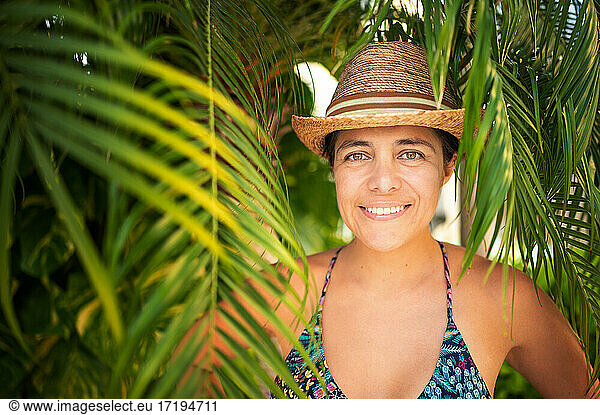 Entspannte glückliche Frau im Pool in tropischem Klima. Porträt