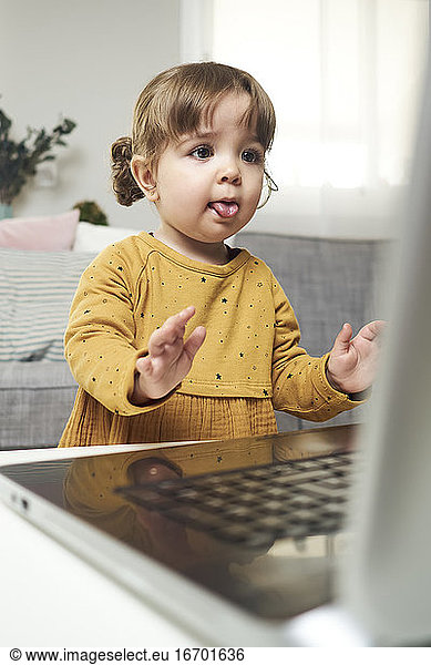 Entzückendes Baby mit Laptop