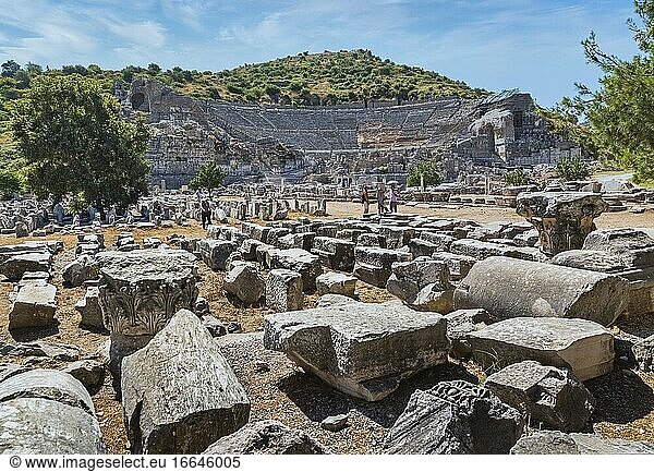 Ephesus  in der Nähe von Selcuk  Provinz Izmir  Türkei. Der Bau des Großen Theaters begann mit den Griechen im dritten Jahrhundert vor Christus. Es wurde von den Römern erweitert. Es bot Platz für etwa 25.000 Menschen.