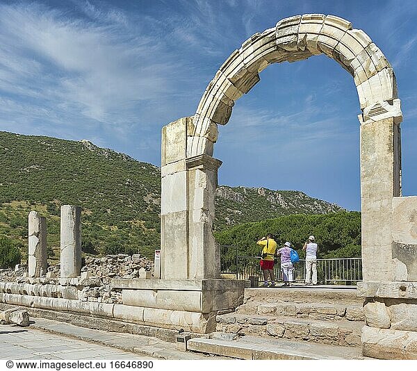 Ephesus  in der Nähe von Selcuk  Provinz Izmir  Türkei. Unterer Torbogen der Agora  Marmorstraße.