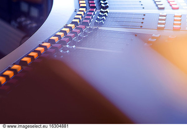 Equalizier in a recording studio