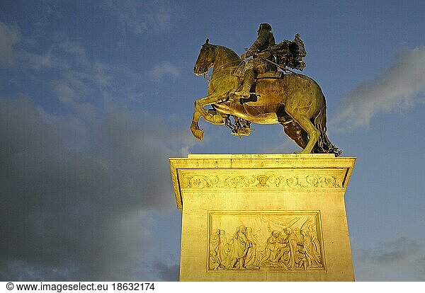 Equestrian statue of Felipe IV  City Palace  Plaza de Oriente  at the Palacio Real  Royal Palace  Madrid  Spain  Europe