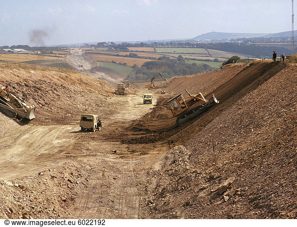 Erdbewegungsmaschinen und andere Maschinen benutzt in den Bau eines neuen A30 Umgehungsstraße von der Cranborne Hayle Road  Cornwall  England  Großbritannien  Europa