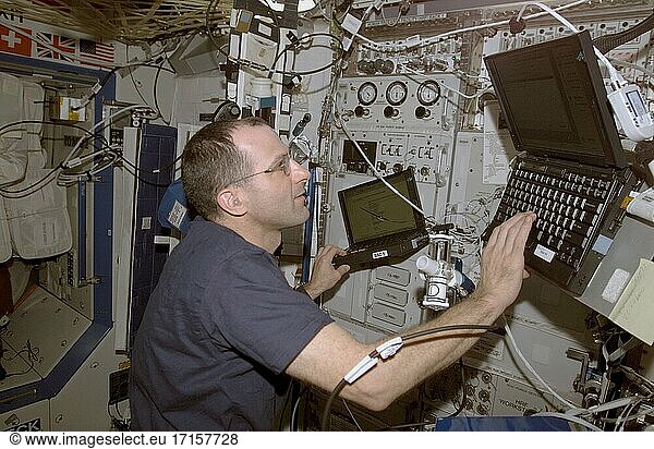 ERDE an Bord der Internationalen Raumstation -- 09. Dezember 2002 -- Astronaut Donald R. Pettit  Wissenschaftsoffizier der Expedition 6 der NASA ISSA  arbeitet am Aufbau der Pulmonary Function in Flight (PuFF)-Hardware als Vorbereitung für ein Human Research Facility (HRF)-Experiment im Destiny-Labor der Internationalen Raumstation (ISS). Expedition Sechs ist die vierte und letzte Expeditionsbesatzung  die das HRF/PuFF-Experiment auf der ISS durchführt -- Bild von Lightroom Photos / NASA.
