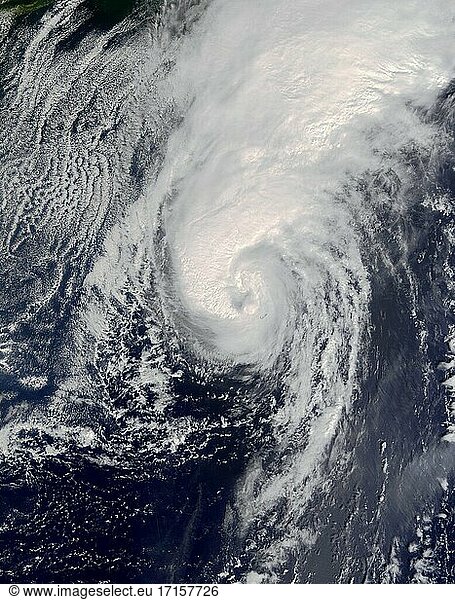 ERDE Atlantischer Ozean -- 11. September 2006 -- Er hat es in sich: Hurrikan Florence ist der sechste benannte Sturm der atlantischen Hurrikansaison 2006. Florence begann als tropisches Tiefdruckgebiet nördlich und östlich der südamerikanischen Küste und hat seit seiner Entstehung am 03. September 2006 nur sehr allmählich an Kraft und Größe zugenommen. Am 11. September 2006 war er zu einem Hurrikan der Kategorie 1 geworden. Das Zentrum des Hurrikans wurde nicht für einen Landfall vorhergesagt  aber die inneren Teile des Hurrikans streiften am 11. September  als dieses Bild aufgenommen wurde  die Bermudas. Laut Reuters brachte der Sturm starke Winde  Regen und eine starke Brandung mit sich  als er bis auf 100 Kilometer (60 Meilen) an die Insel heranreichte. Dieses fotoähnliche Bild wurde vom Moderate Resolution Imaging Spectroradiometer (MODIS) auf dem Satelliten Terra am 11. September 2006 um 11:05 Uhr Ortszeit (15:05 UTC) aufgenommen. Der Hurrikan Florence war zum Zeitpunkt dieser Aufnahme ein großer  spiralförmiger  offener Wirbelsturm  der sich über ein großes Gebiet im Atlantik ausbreitete. Nach Angaben des Tropensturm-Informationszentrums der Universität von Hawaii hatte Florence zum Zeitpunkt der Aufnahme dieses Satellitenbildes anhaltende Winde von etwa 145 Kilometern pro Stunde (90 Meilen pro Stunde). Das hochauflösende Bild wurde mit der vollen räumlichen Auflösung (Detailgenauigkeit) von MODIS von 250 Metern pro Pixel aufgenommen. Die Zugbahn von Florence scheint auf die Britischen Inseln und Irland zuzusteuern und könnte bis dahin zu einem wesentlich stärkeren Hurrikan werden  der möglicherweise weit über die Kategorie 5 hinausgeht. NASA-Bild mit freundlicher Genehmigung von Jeff Schmaltz  MODIS Rapid Response Team  Goddard Space Flight Center -- Bild von Lightroom Photos / NASA.