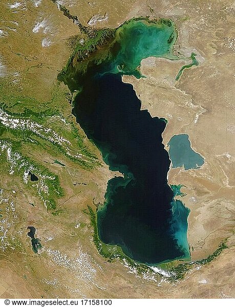 ERDE Kaspisches Meer -- 11. Juni 2005 -- In den Gewässern des Kaspischen Meeres treiben wirbelnde Wolken aus Sediment und Phytoplankton. Das Kaspische Meer  das manchmal als der größte See der Welt bezeichnet wird  ist eigentlich ein Salzwasser-Binnenmeer. Trotzdem ist es das größte Binnengewässer der Welt. Es hat außer der Verdunstung keine natürlichen Abflüsse  und die Abflüsse der Flüsse Ural und Wolga haben dazu geführt  dass der Meeresspiegel unabhängig von den übrigen Ozeanen und anderen Gewässern der Welt steigt und fällt. Das Kaspische Meer ist bekannt für seinen Reichtum an natürlichen Ressourcen  insbesondere Stör  Öl und Erdgas. Da sich fünf Nationen - Russland  Aserbaidschan  Iran  Turkmenistan und Kasachstan - die Gewässer teilen  herrscht ein harter Wettbewerb um diese Ressourcen. Nicht alle Nationen sind sich darüber einig  wie die Öl- und Gasvorkommen des Meeres gesammelt und verteilt werden sollen  und die Störpopulation wurde so stark überfischt  dass Umweltschützer ein Moratorium fordern  bis sich die Population erholt hat -- Bild von Lightroom Photos / NASA.
