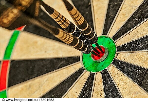 Erfolg treffen Ziel Ziel Zielerreichung Konzept Hintergrund  drei Darts in Bull's Eye Großaufnahme