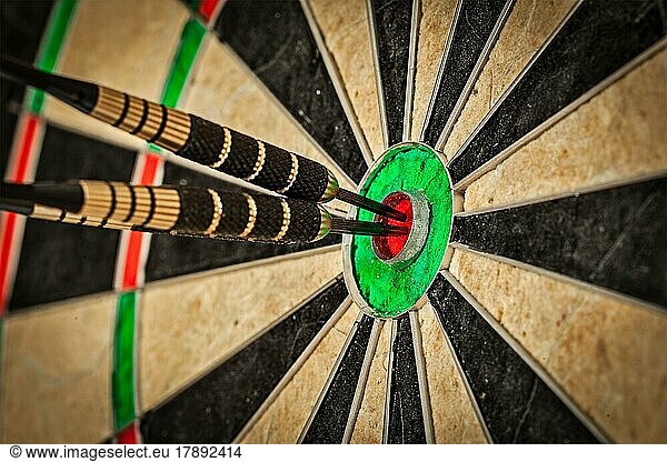Erfolg treffen Ziel Ziel Zielerreichung Konzept Hintergrund  drei Darts in Bull's Eye Großaufnahme