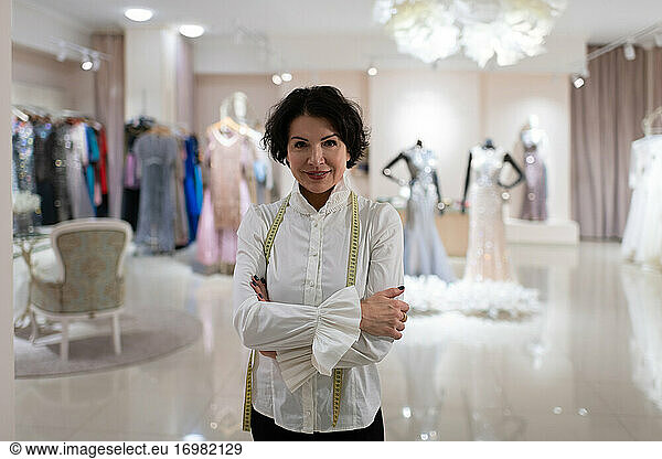 Erfolgreiche Besitzerin einer Modeboutique schaut in die Kamera