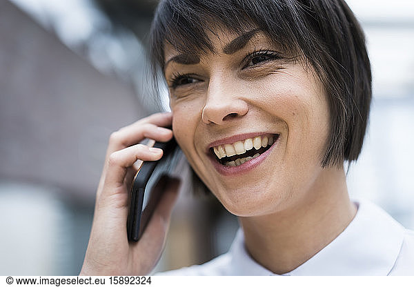 Erfolgreiche Geschäftsfrau im Telefongespräch  Porträt