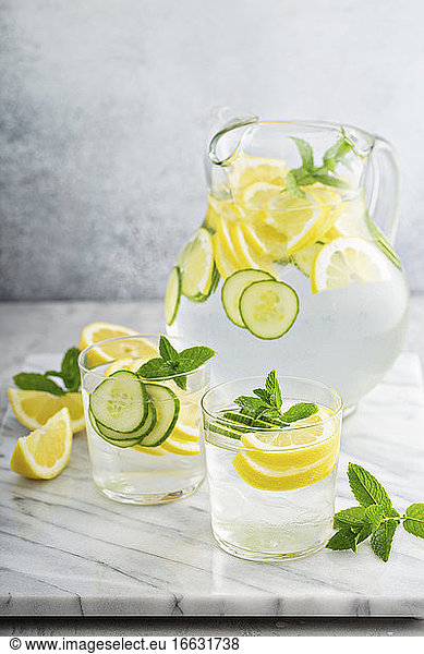 Erfrischende Limonade mit Gurke  Minze und Zitrone