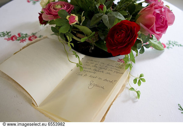 Erhöhte Ansicht  Aufsicht  Blumenstrauß  Strauß  Rose  Tisch