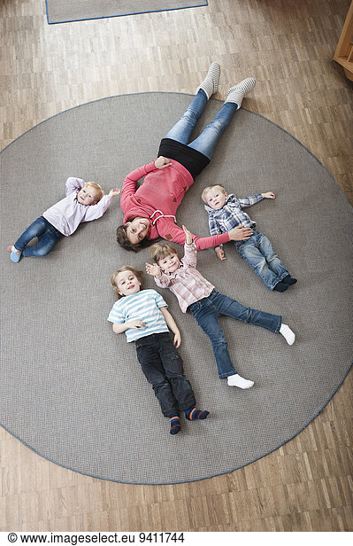 Erhöhte Ansicht Aufsicht Kindergarten 4 Entspannung Boden Fußboden Fußböden Lehrer