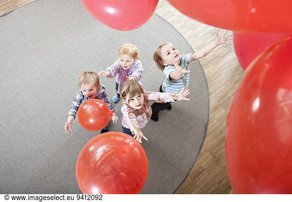Erhöhte Ansicht Aufsicht Kindergarten 4 Luftballon Ballon rot spielen