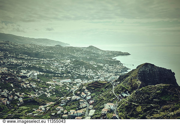 Erhöhte Ansicht der Küstenlinie  Madeira  Funchal  Portugal