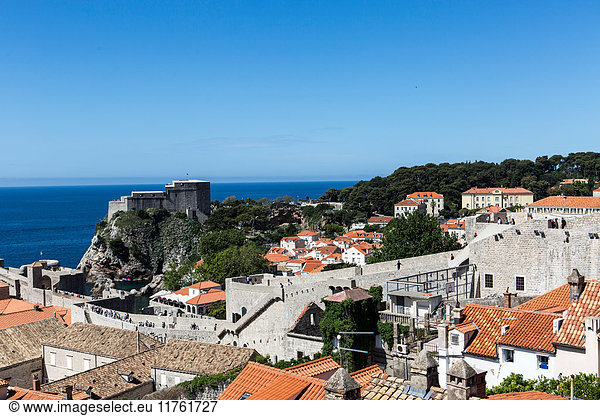 Erhöhte Ansicht der Stadtmauern und der Festung Lovrijenac  Dubrovnik  Kroatien