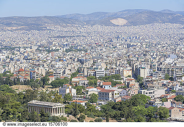 Erhöhte Ansicht des Hephaistos-Tempels und der Stadt Athen  Athen  Griechenland  Europa