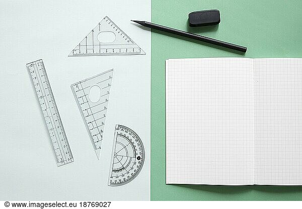 Erhöhte Ansicht geometrische Ausrüstung Notebook Bleistift Radiergummi Dual bunten Hintergrund