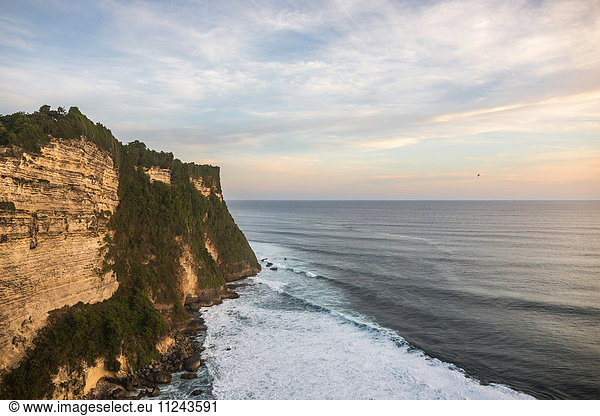 Erhöhte Ansicht von Klippen und Meer Uluwatu Bali Indonesien