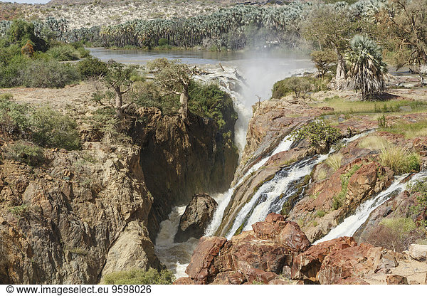 Erhöhter Blick auf den Wasserfall  Epupa Falls  Namibia