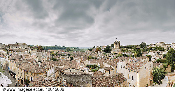Erhöhtes Panorama-Stadtbild mit Dächern und mittelalterlichen Gebäuden Saint-Emilion Aquitaine Frankreich