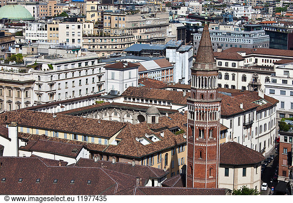 Erhöhtes Stadtbild mit Dächern  Mailand  Italien