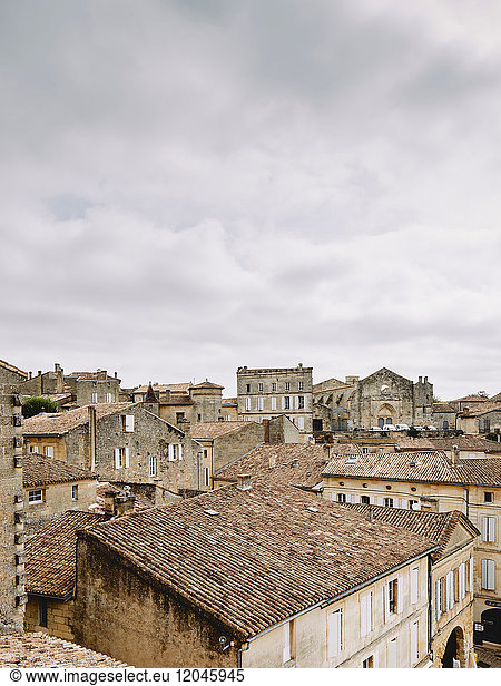 Erhöhtes Stadtbild mit Dächern und mittelalterlichen Gebäuden  Saint-Emilion  Aquitaine  Frankreich