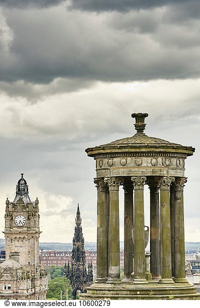 Erhöhtes Stadtbild mit Dugald Stewart Denkmal und Scotts Denkmal  Edinburgh  Schottland  UK