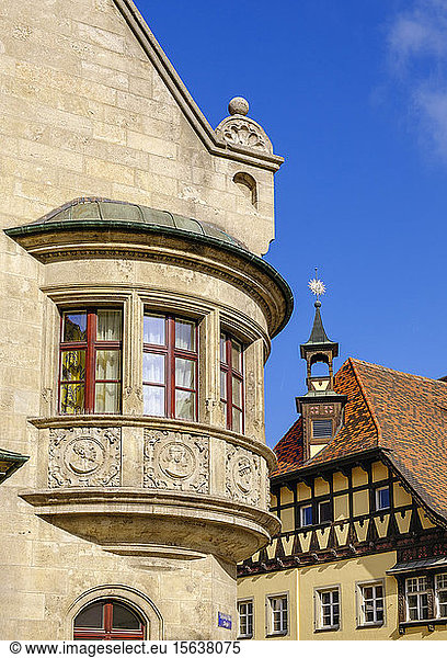 Erkerfenster bei der Alten Landeszentralbank und der Alten Deantei in Regensburg  Oberpfalz  Bayern  Deutschland