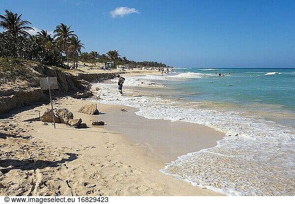 Erosion an der Playa Tropicoco  Santa Maria La Habana  Kuba.