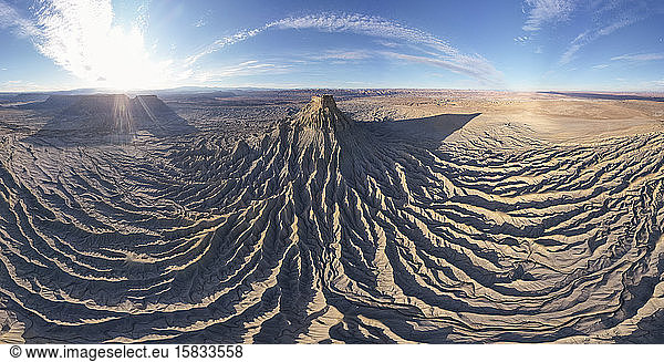 Erosion malt ein abstraktes Bild in den Badlands des Hinterlands von Utah