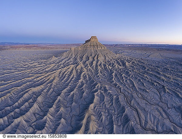 Erosion malt ein abstraktes Bild in den Badlands des Hinterlands von Utah