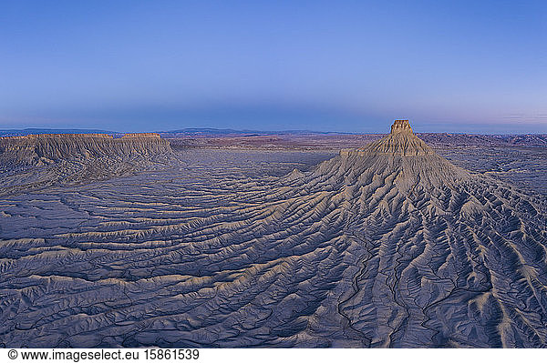 Erosion malt ein abstraktes Bild in den Badlands des Hinterlands von Utah