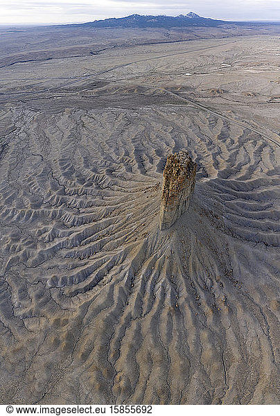Erosion schneidet tiefe Linien in die Erde ein  die den Schornsteinfelsen M umgeben