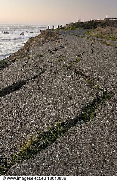 Erosion von Meeresklippen mit beschädigter Straße  Route 1  Westport  Nordkalifornien (U.) S. A. Februar