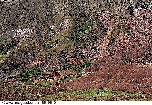 Erosionslandschaft mit kleinem Lehmdorf der Berber  Hoher Atlas  Marokko  Afrika