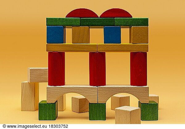 Errichtung oder Ausgrabung eines Viadukts  Nachbildung einer solchen Baustelle aus bunten Bauklötzen  Konzept des kindlichen Spiels und der antiken Baustelle oder Ausgrabungsstätte
