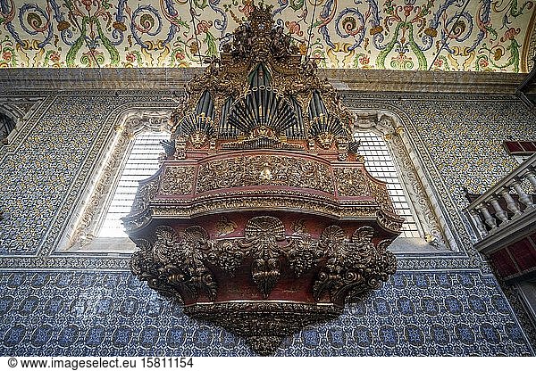 Erstaunliche Orgel in der Kapelle Sao Miguel der Universität von Coimbra  Portugal  Europa
