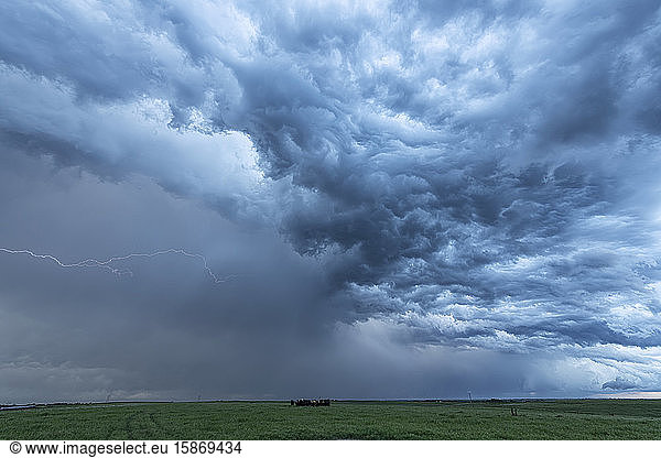 Erstaunliche Wolken über der Landschaft des mittleren Westens der USA  während sich Superzellengewitter entwickeln. Blitze auf Film festgehalten; Nebraska  Vereinigte Staaten von Amerika