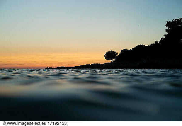 Erstaunlicher Sonnenuntergang über dem ruhigen Wasser der Adria  Veli Rat  Dugi Otok