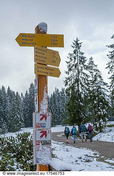Erster Schnee im Oktober auf der Winklmoosalm  Wanderer  Wegweiser  Winklmoosalm  Reit im Winkel  Bayern  Deutschland  Europa