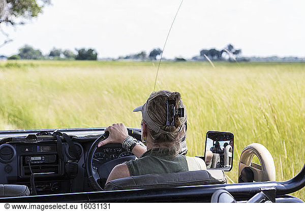 Erwachsene Frau am Steuer eines Safari-Fahrzeugs  Botswana