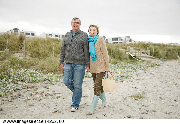 Erwachsenes Paar am Strand
