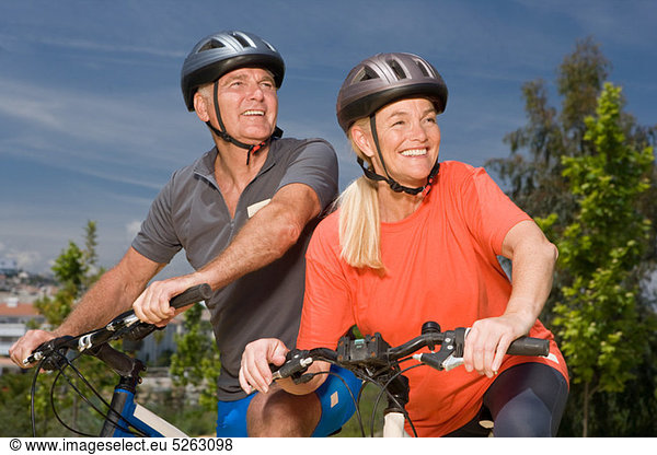 Erwachsenes Paar auf Fahrrädern