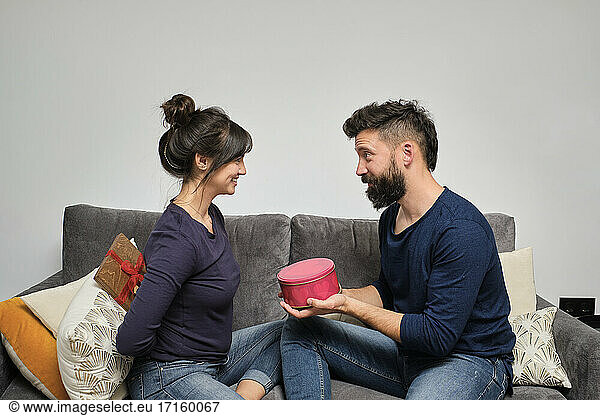 Erwachsenes Paar tauscht am Valentinstag Geschenke aus